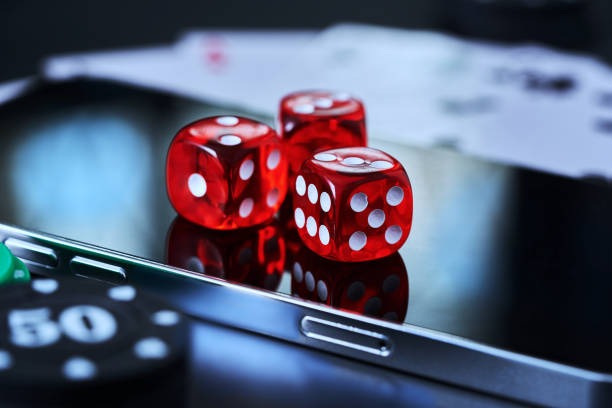 Live Domino QQ table on gengtoto com with croupier dealing tiles and players seated